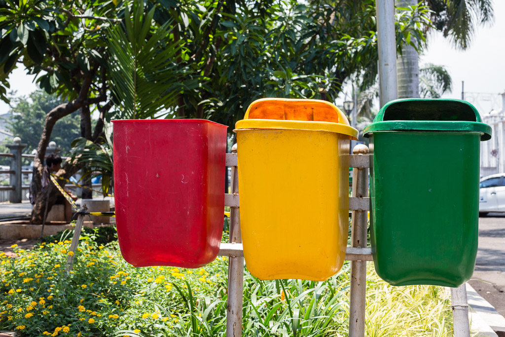 ID, batavia, color, colors, dinge, farbe, farben, garbage cans, gelb, green, grün, indonesia, indonesien, jakarta, jakarta old town, java, kota tua jakarta, old batavia, recycling, red, rot, things, world, yellow