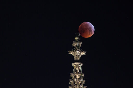 2019, astrofotografie, astronomie, astronomy, astrophotography, beleuchtung, cathedral, city lights, cologne, dom, domspitzen, eclipse, ereignisse, events, finsternis, illumination, köln, lichter, lichter der stadt, lights, lunar, lunar eclipse, lunar-eclipse-21-jan-2019, mond, mondfinsternis, moon, solar system, sonnensystem