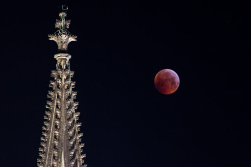 2019, astrofotografie, astronomie, astronomy, astrophotography, beleuchtung, cathedral, city lights, cologne, dom, domspitzen, eclipse, ereignisse, events, finsternis, illumination, köln, lichter, lichter der stadt, lights, lunar, lunar eclipse, lunar-eclipse-21-jan-2019, mond, mondfinsternis, moon, solar system, sonnensystem