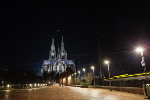 2019, astrofotografie, astronomie, astronomy, astrophotography, beleuchtung, cathedral, city lights, cologne, dom, domspitzen, eclipse, ereignisse, events, finsternis, illumination, köln, lichter, lichter der stadt, lights, lunar, lunar eclipse, lunar-eclipse-21-jan-2019, mond, mondfinsternis, moon, solar system, sonnensystem