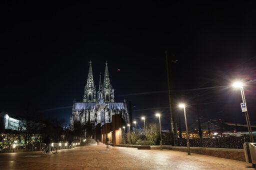 2019, astrofotografie, astronomie, astronomy, astrophotography, beleuchtung, cathedral, city lights, cologne, dom, domspitzen, eclipse, ereignisse, events, finsternis, illumination, köln, lichter, lichter der stadt, lights, lunar, lunar eclipse, lunar-eclipse-21-jan-2019, mond, mondfinsternis, moon, solar system, sonnensystem