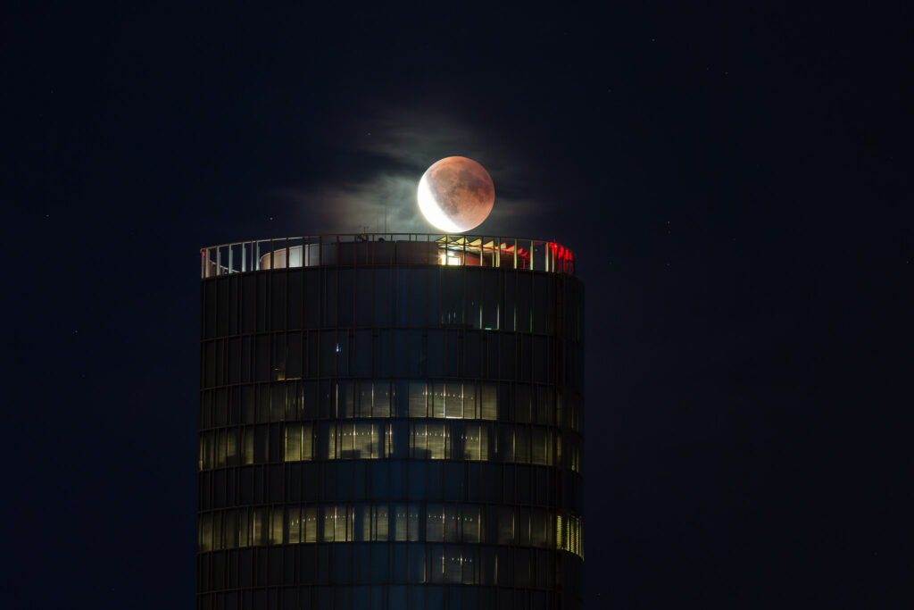 astrofotografie, astronomie, astronomy, astrophotography, cologne, deutz, eclipse, finsternis, innenstadt, inner city, köln, lunar, lunar eclipse, lvr tower, mond, mondfinsternis, moon, solar system, sonnensystem, stadtbezirk 1 - innenstadt