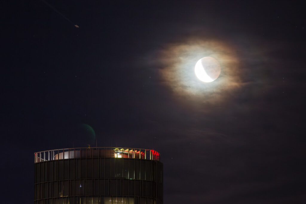 astrofotografie, astronomie, astronomy, astrophotography, cologne, deutz, eclipse, finsternis, innenstadt, inner city, köln, lunar, lunar eclipse, lvr tower, mond, mondfinsternis, moon, solar system, sonnensystem, stadtbezirk 1 - innenstadt